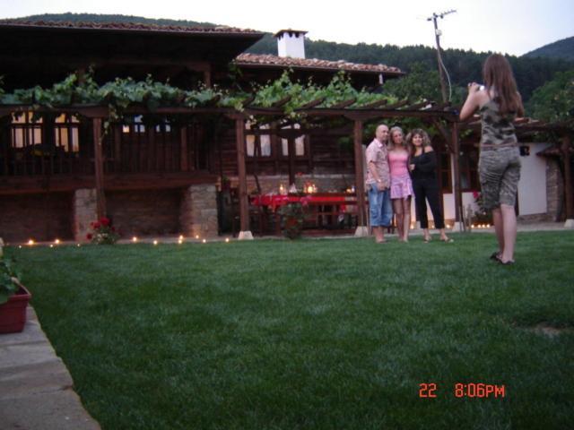 The House With The Vine Guest House Zheravna Buitenkant foto